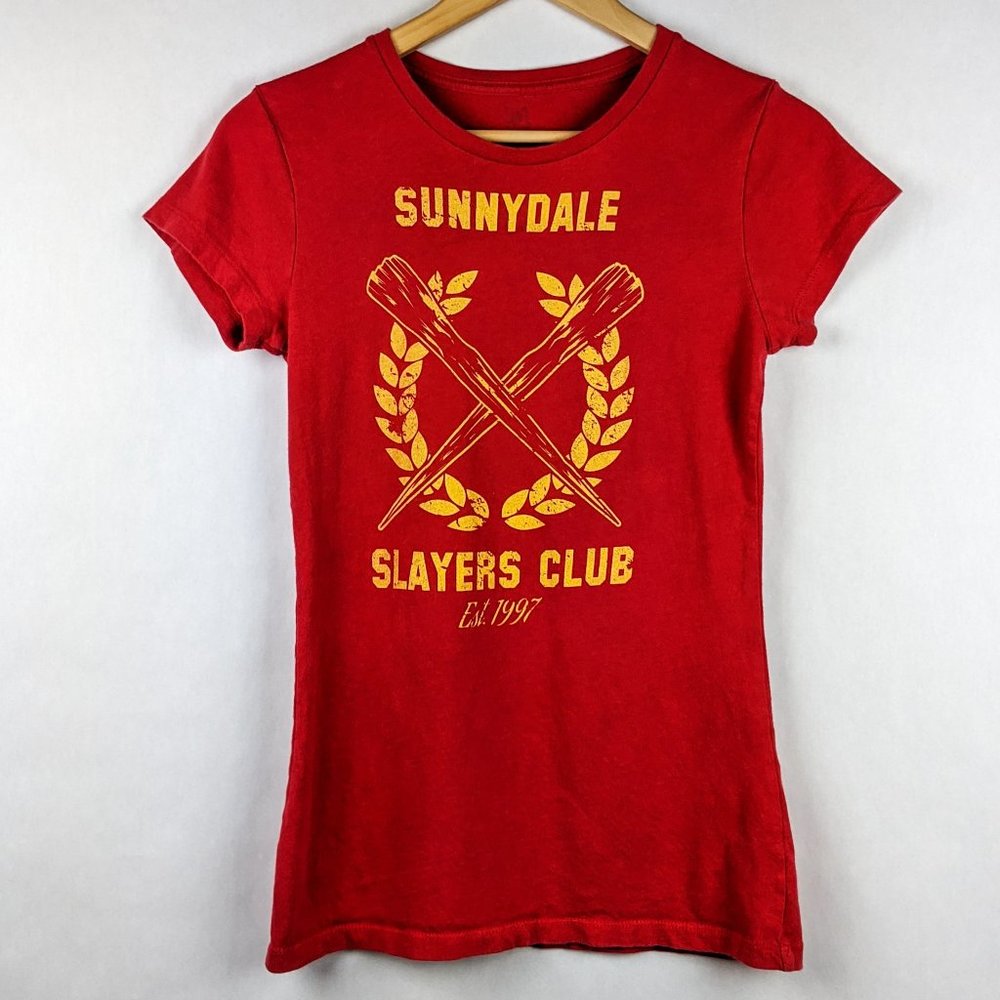 🎇 Sunnydale Slayers Club Graphic Tee S